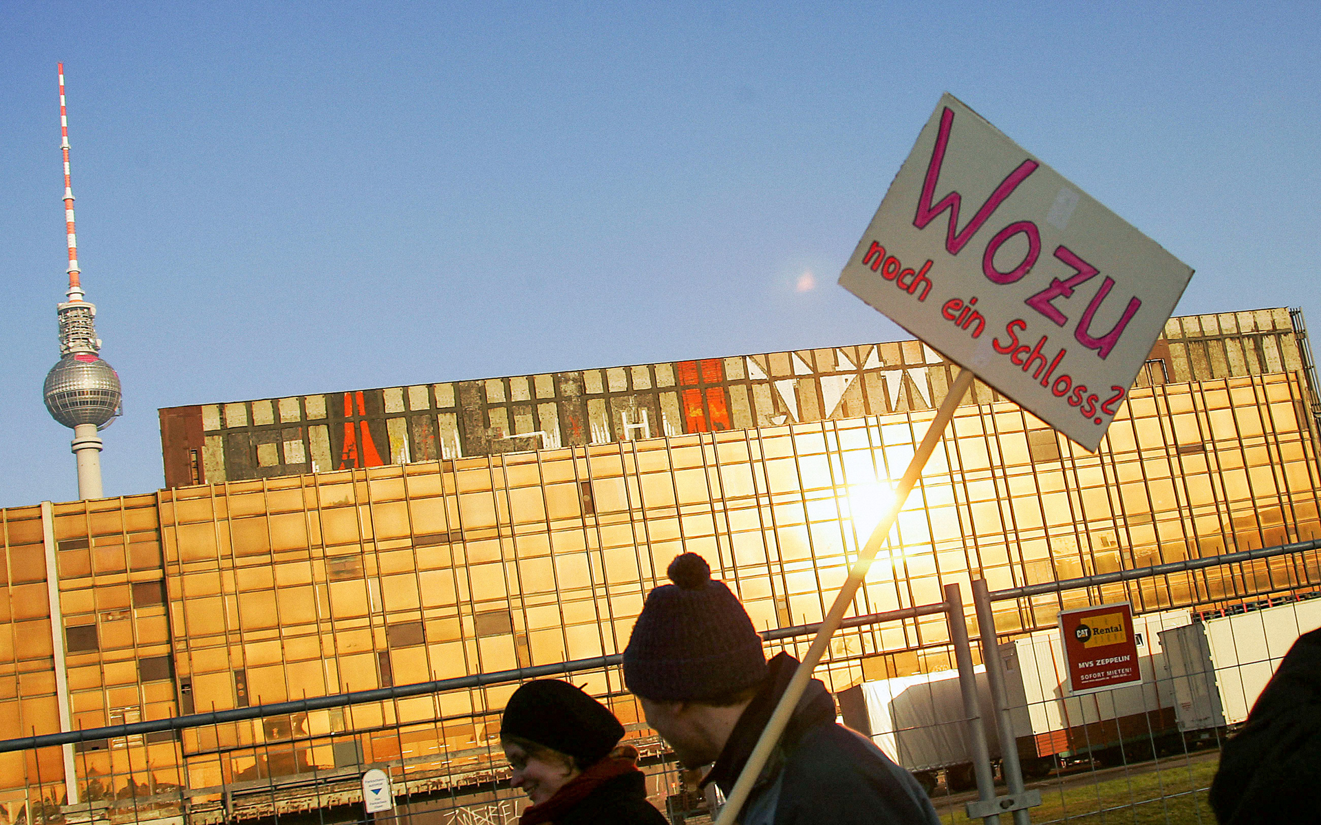 Demonstranten gehen am Samstag (14.01.2006) in Berlin am Palast der Republik vorbei. Die Abriss-Gegner vom "Bündnis für den Palast" setzten ihre Protestaktionen mit einem sogenannten "Stopptag" fort. Foto: Michael Hanschke dpa/lbn, (cr) dpa