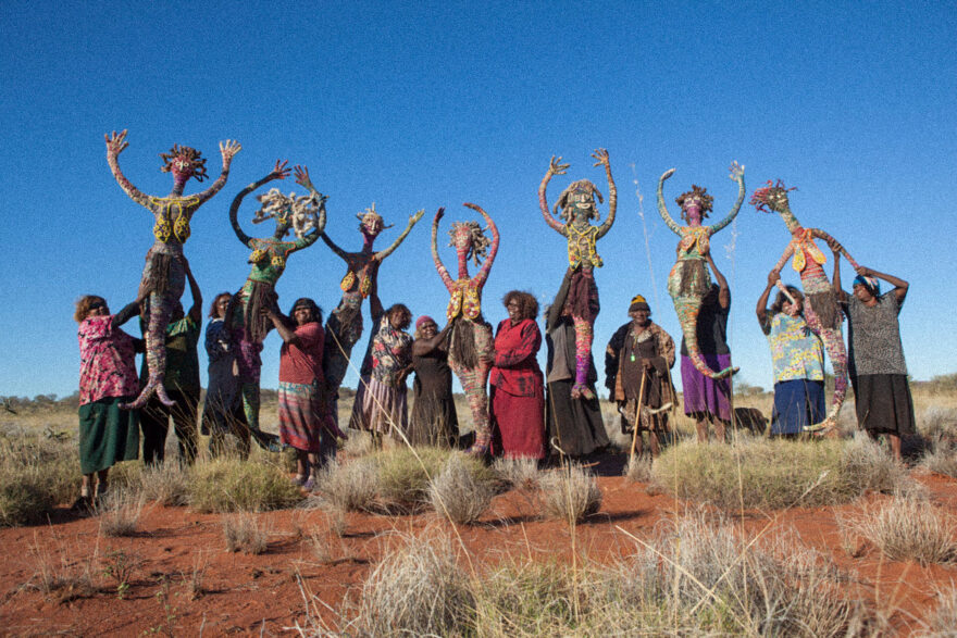 12 Frauen erheben die sieben handgearbeiteten Skulpturen der Songline Erzählungen