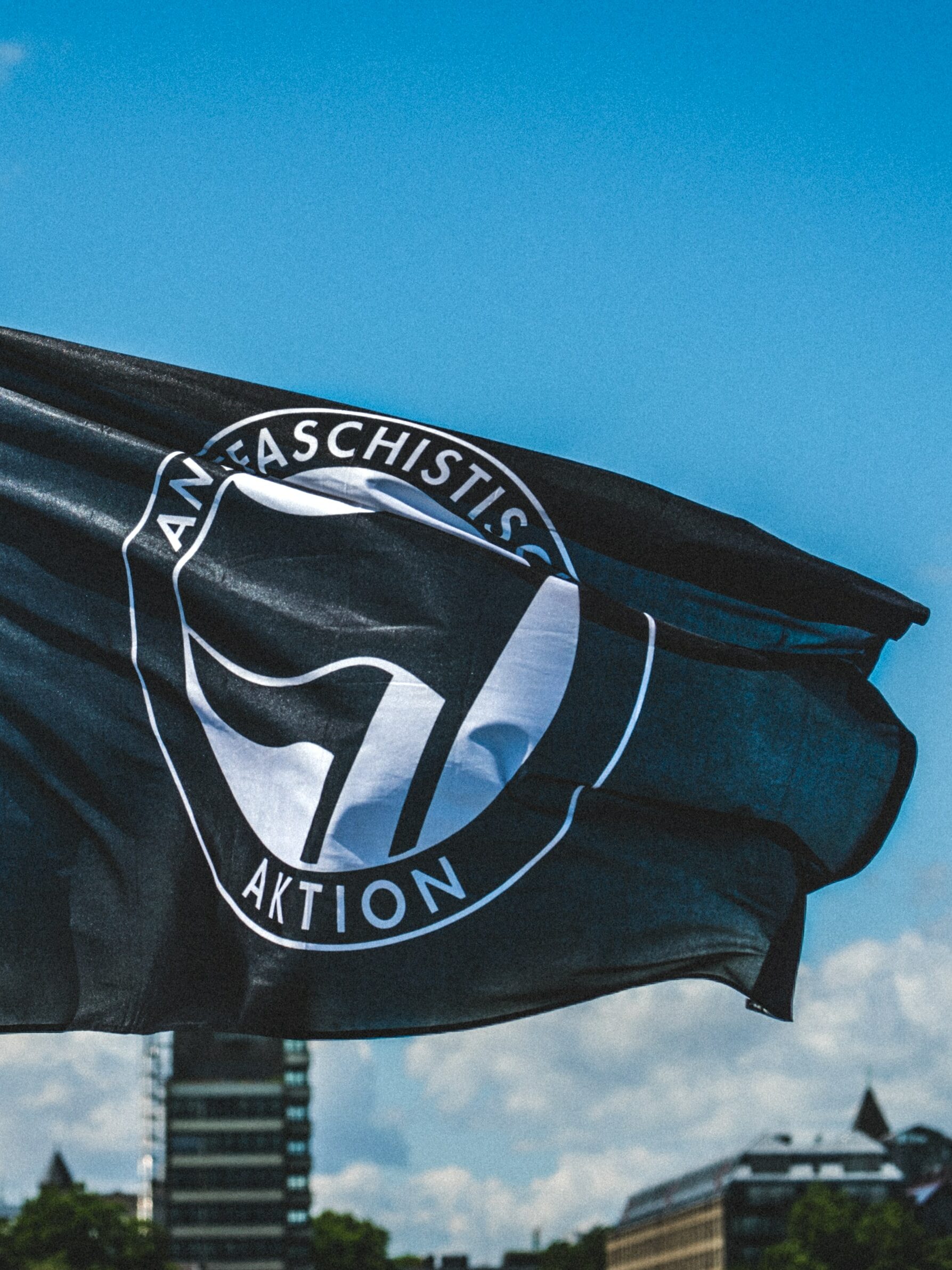 Ein Bild mit der Flagge der antifaschistischen Aktion, © Mika Baumeister