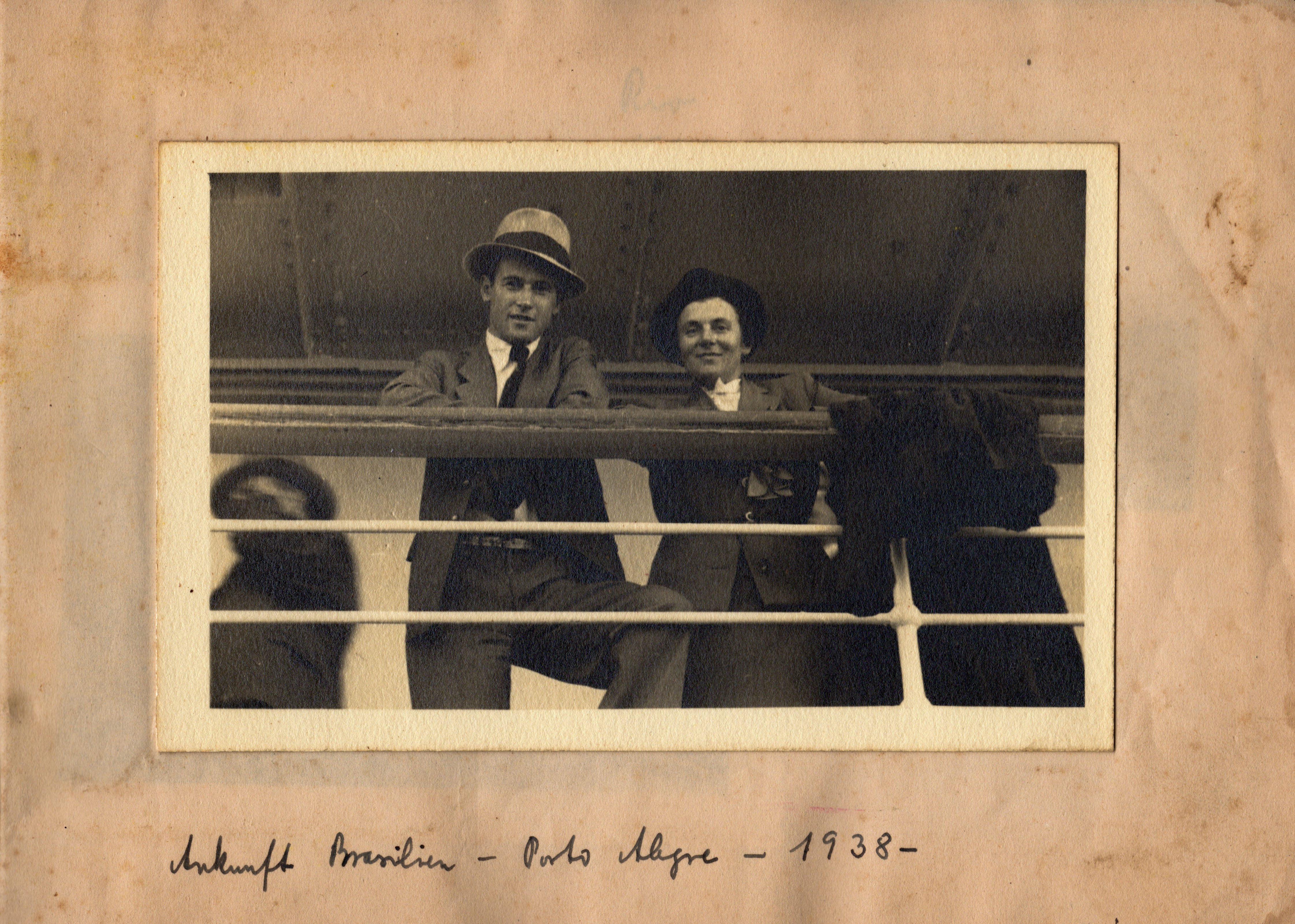 Die Familie Valentin, Marta und Bruno auf einer Schiffsüberfahrt.