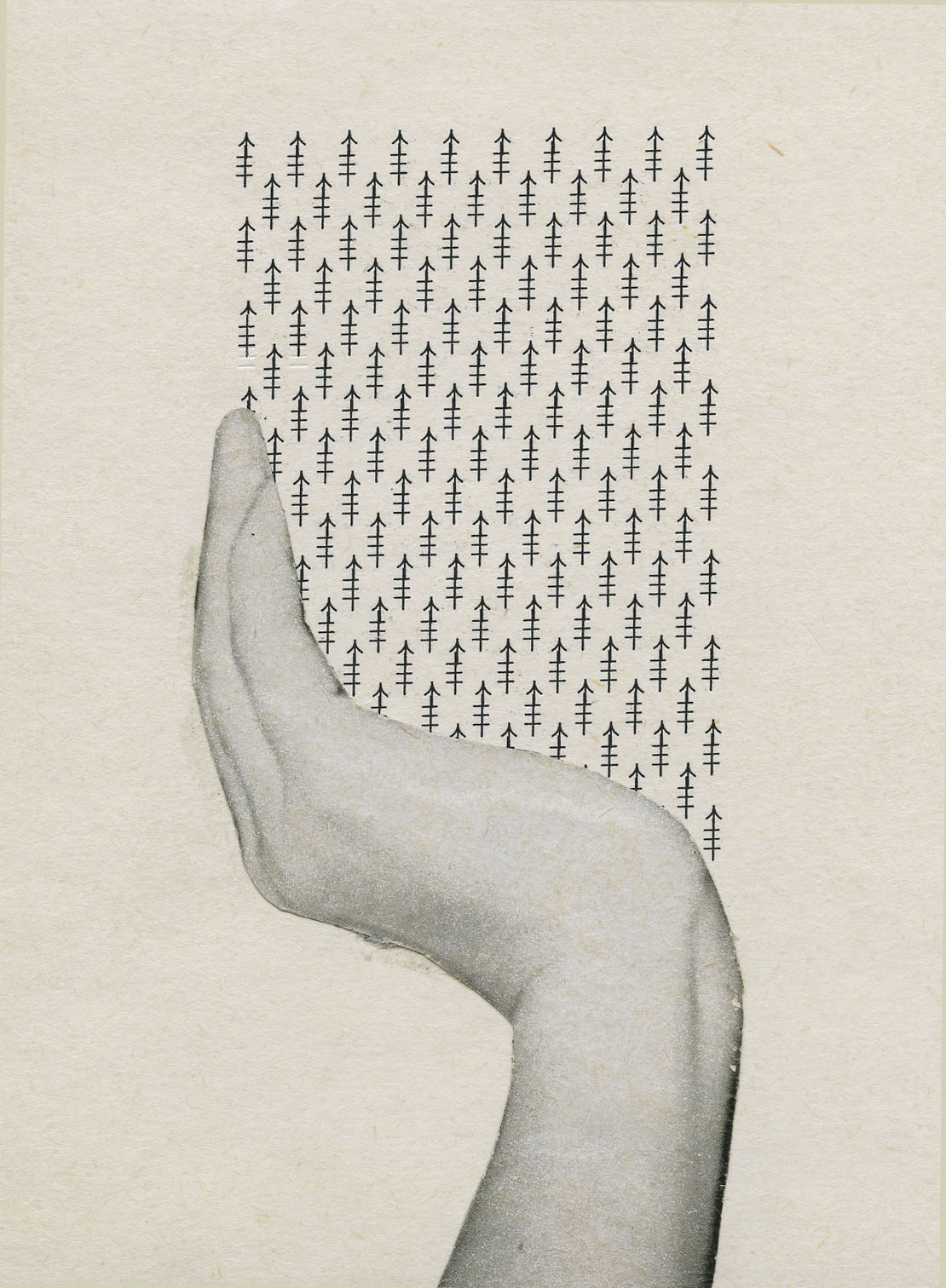 Eine Hand im Vordergrund aus welcher kleine Pfeile in einem synchronen Muster nach oben ausgehend auf den Hintergrund gemalt wurden.