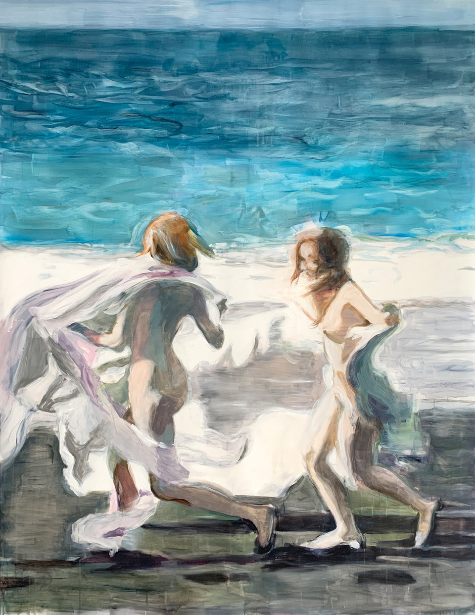 Zwei junge Frauen bewegen sich tänzerisch und in leichte Tücher gehüllt vor einer Meereslandschaft.