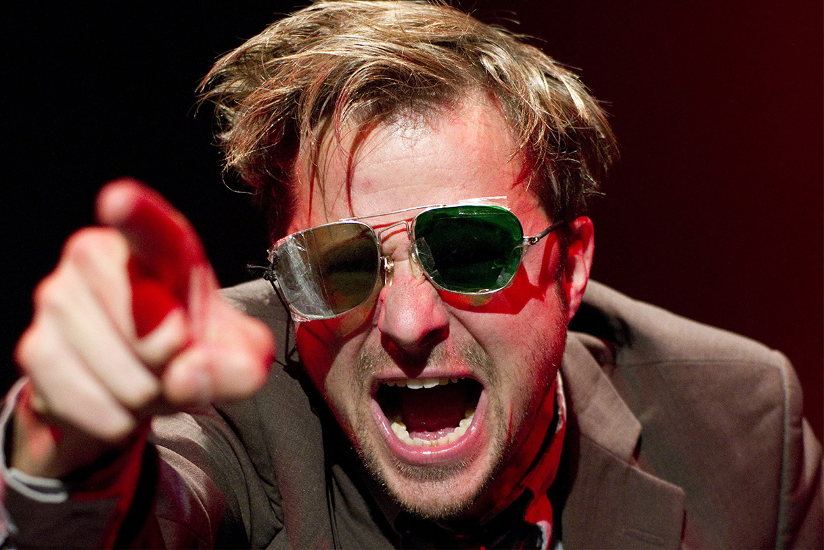 Der Fingerzeig mit Sonnenbrille und weit aufgerissenem Mund des Schauspielers.