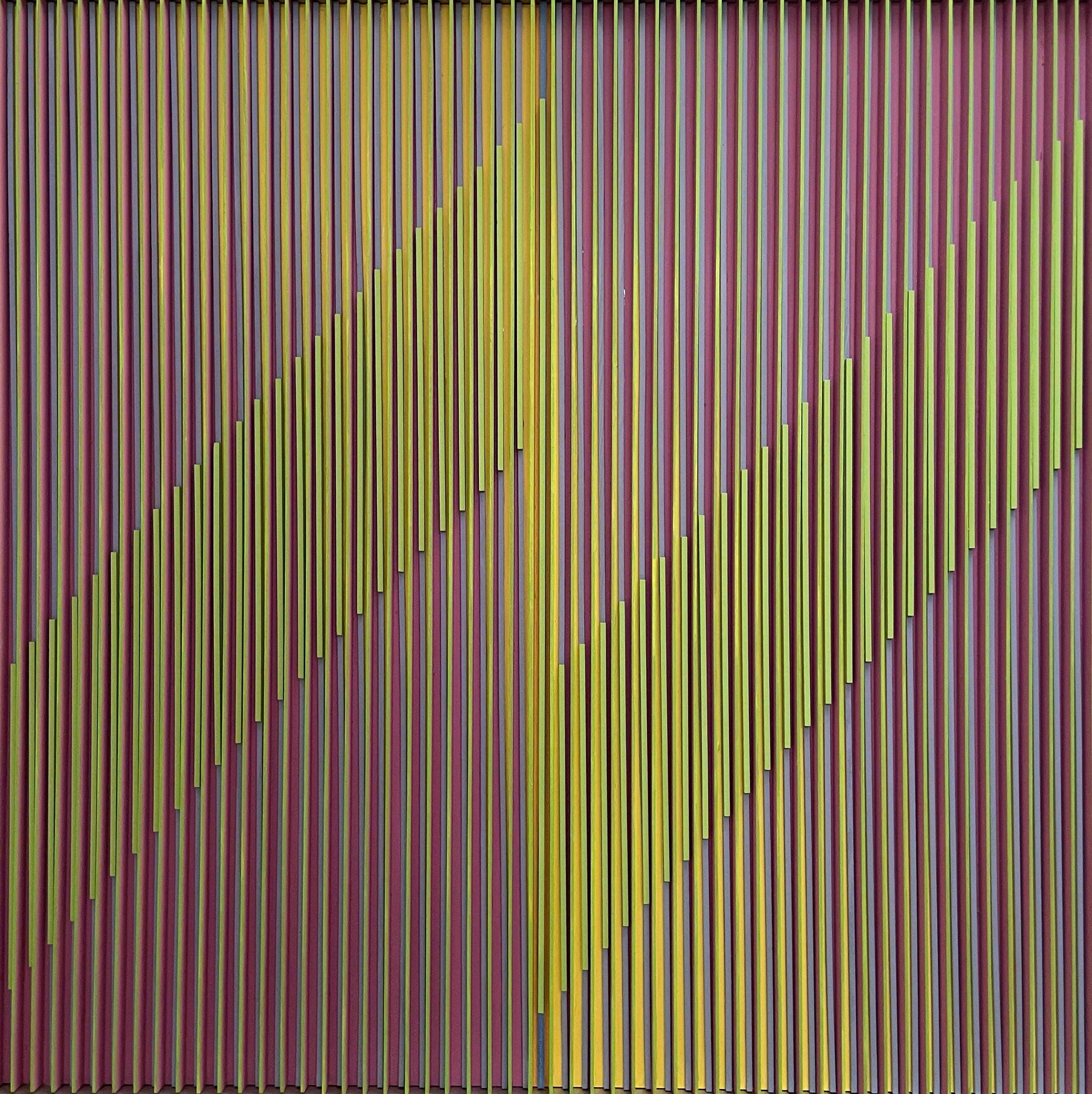 A three dimensional artwork with pink, yellow and green stripes and a reflecting flash.

Ein dreidimensionales Kunstwerk mit rosa, gelben und grünen Streifen und einem reflektierenden Blitz.