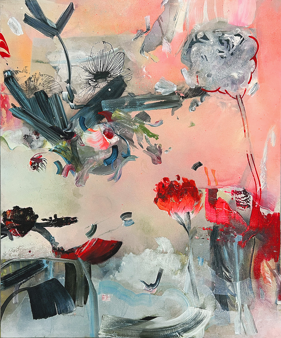 Abstraktes Gemälde mit Blumen und expressionistischen Pinselstrichen in Rot, Pink und Grautönen. 