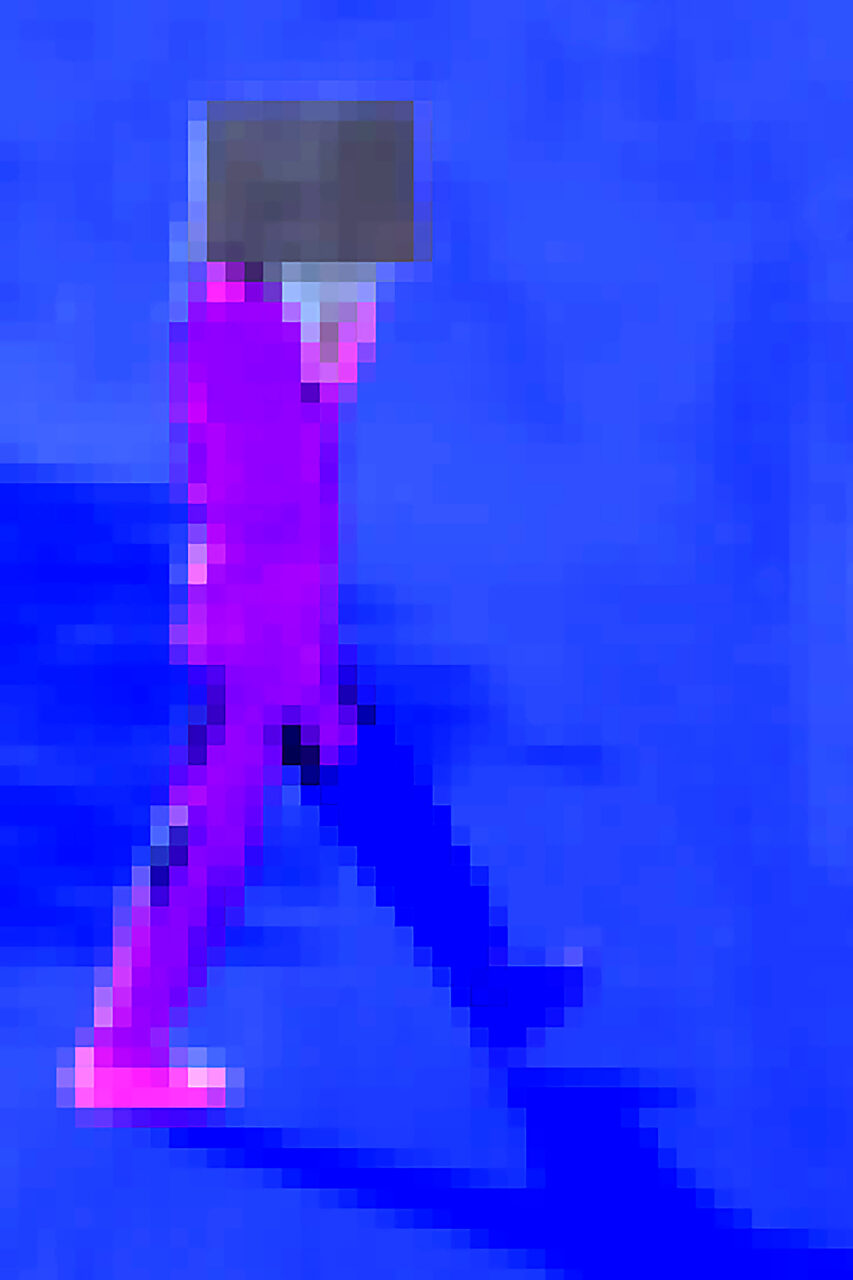 Eine Person im Screenshot-Outfit in Magenta läuft mit einem Laptop in der Hand über eine blaue Fläche.