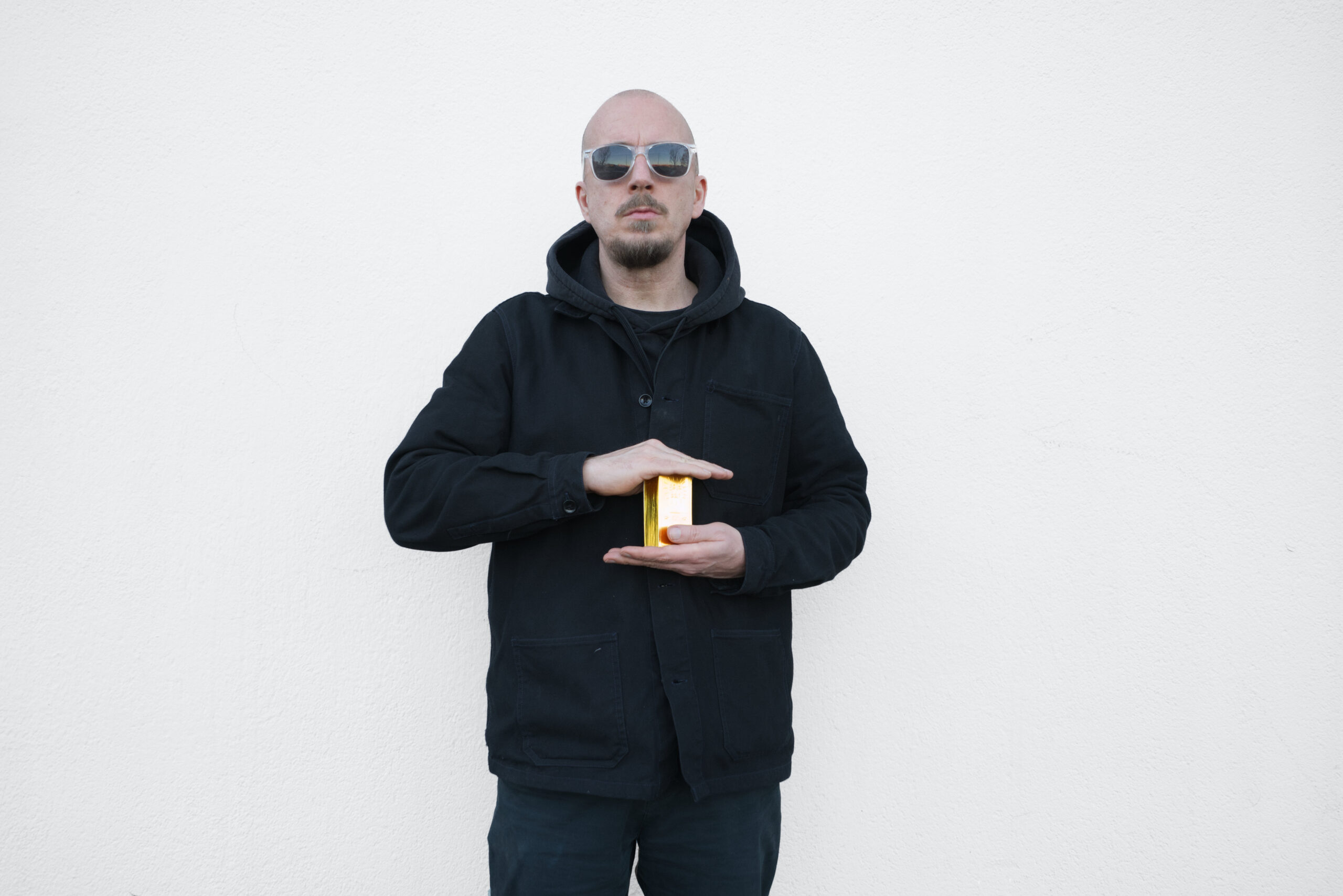 Digital Restitution: Sven Vollbrecht’s Gold-Encoded Domain